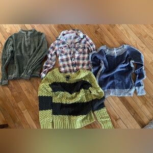 4 pc LOT OF MEDIUM SWEATERS/SHIRT- very good condition